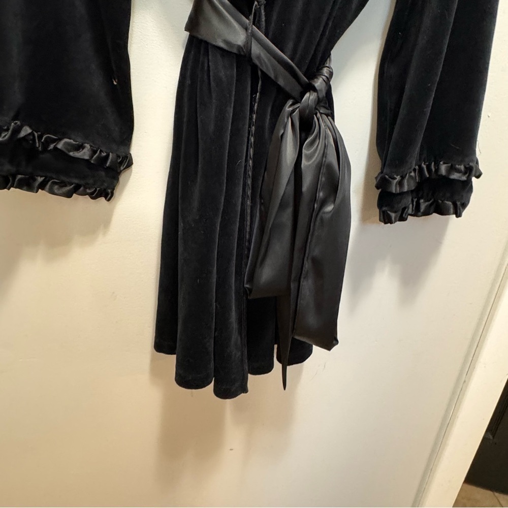 Betsy Johnson Intimates Black Velvet Ruffle Robe Size Medium - Picture 5 of 12